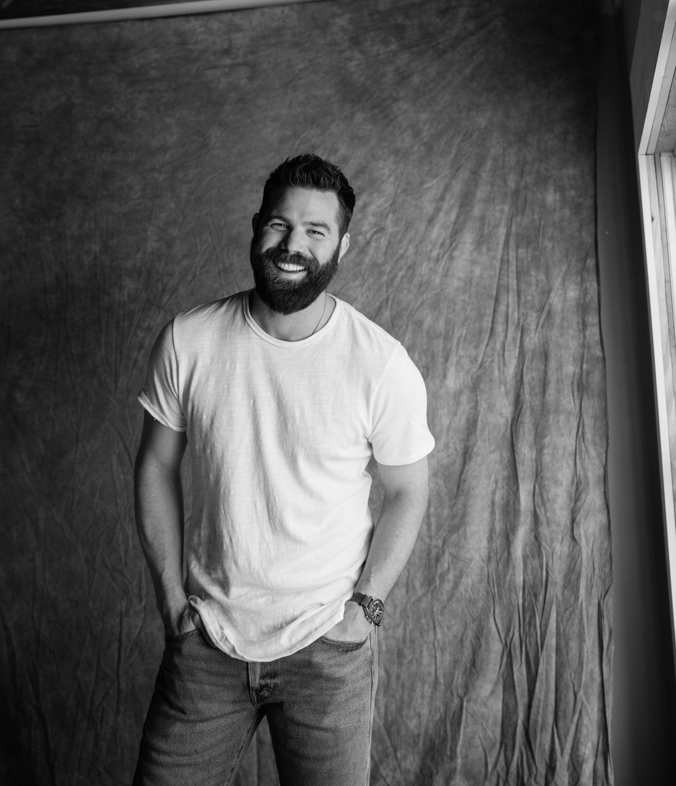 JORDAN DAVIS TO PERFORM "BUY DIRT" ON ELLEN (4/22) UMG Nashville