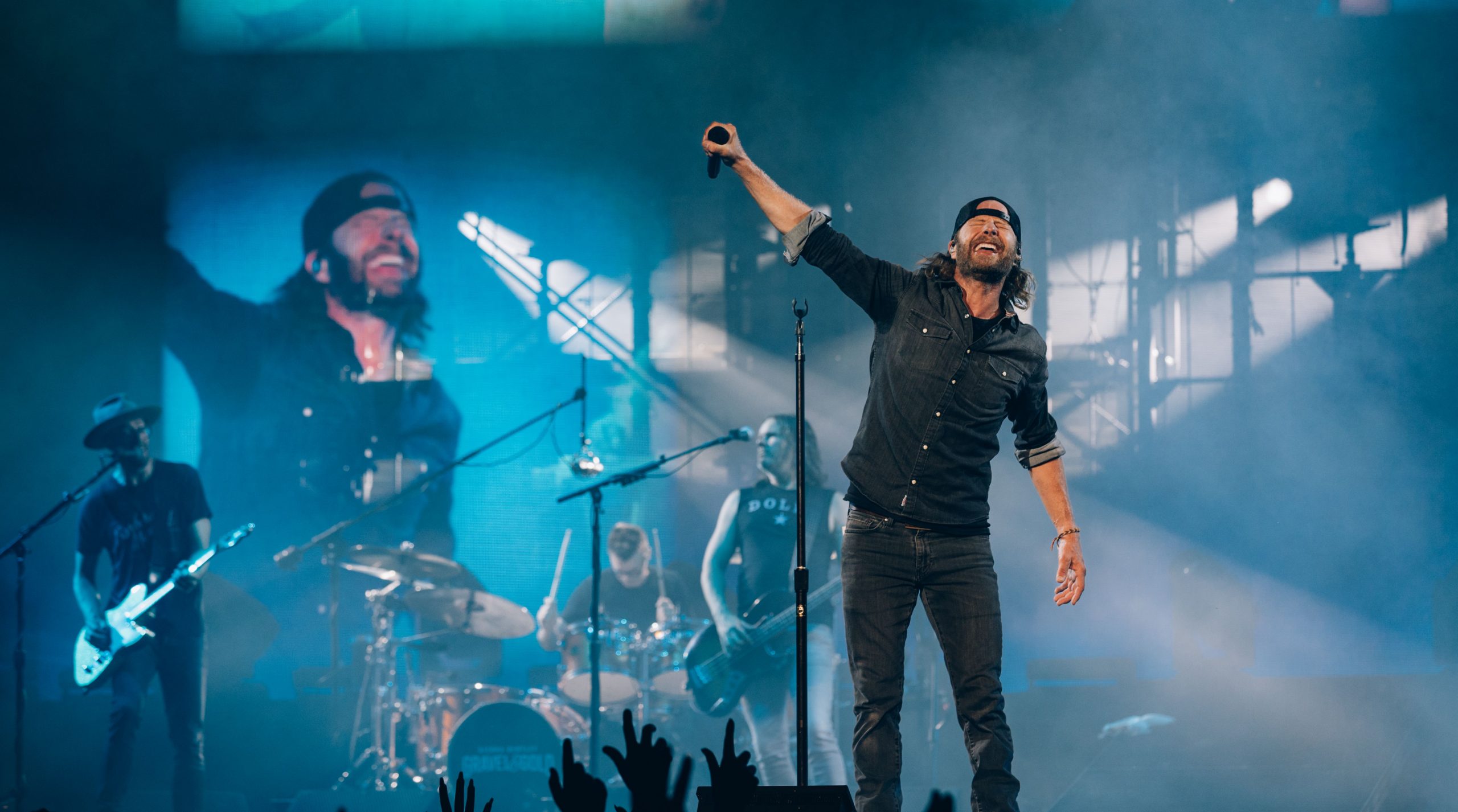 “CAPTIVATING PERFORMER" DIERKS BENTLEY HITS THE ROAD ON GRAVEL & GOLD