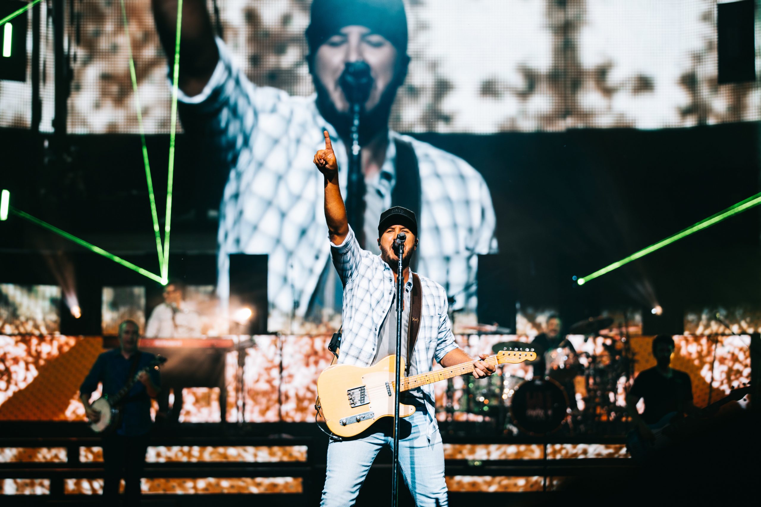 Luke Bryan Launches “Country On Tour” with SoldOut Shows UMG Nashville