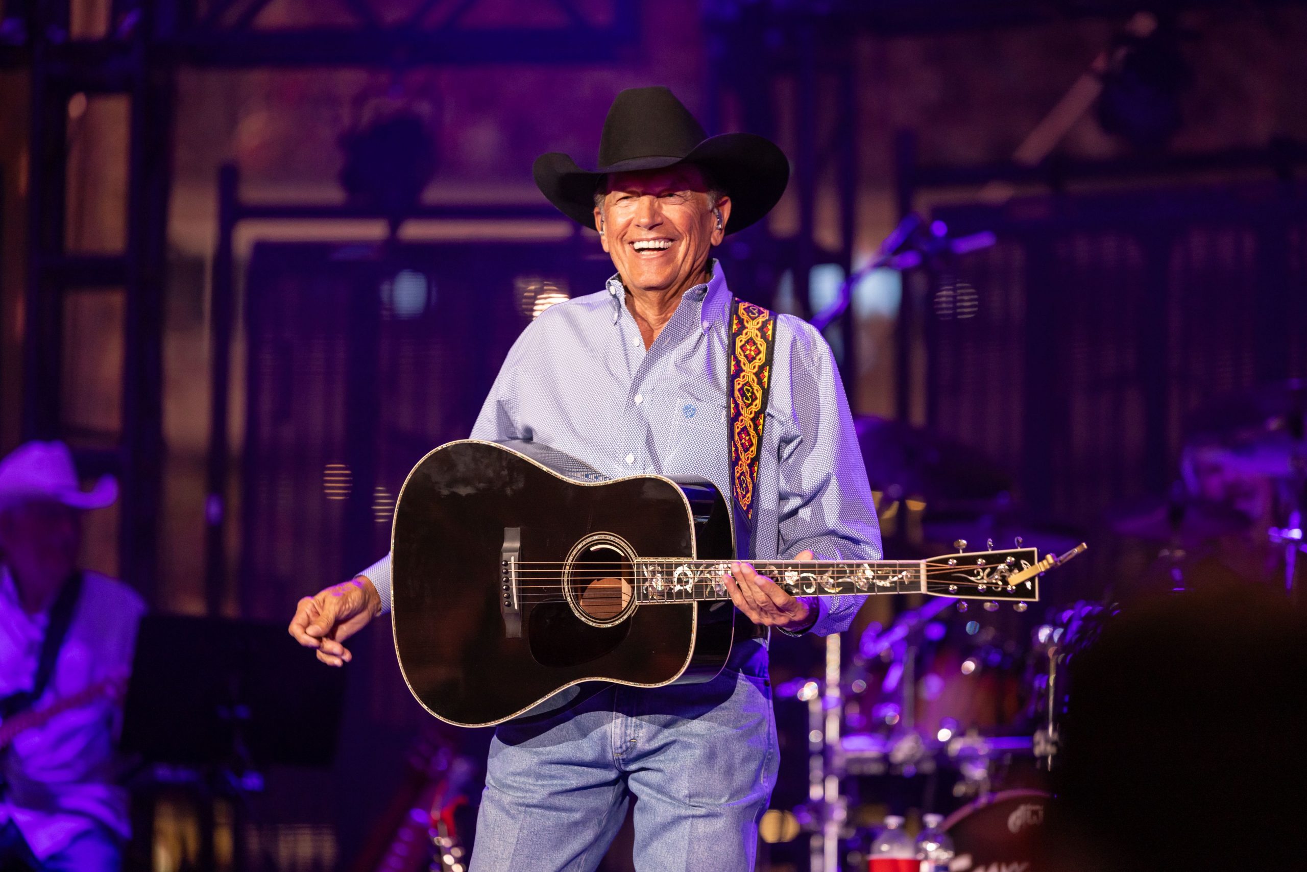 GEORGE STRAIT THE KING AT KYLE FIELDBECOMES LARGEST SINGLE CONCERT IN